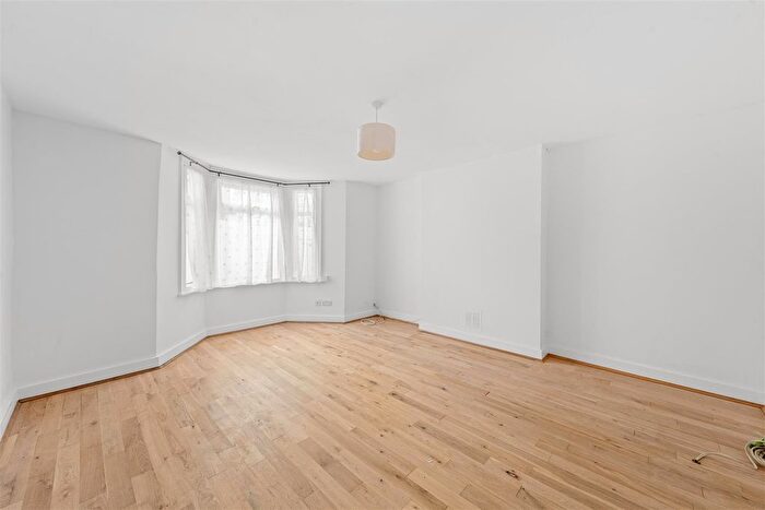 2 Bedroom Flat To Rent In Coningham Road, London, W12