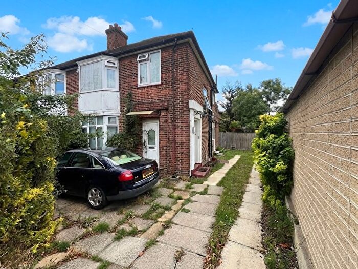 2 Bedroom Maisonette For Sale In Wordsworth Avenue, Greenford, UB6