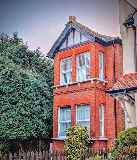 2 Bedroom Flat For Sale In Roxborough Park, Harrow On The Hill, HA1
