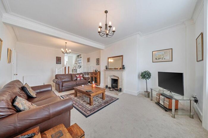 2 Bedroom Flat For Sale In Auckland Road, Battersea, London, SW11