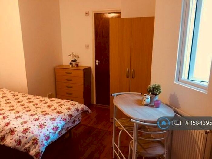 Studio To Rent In Green Lanes, London, N13