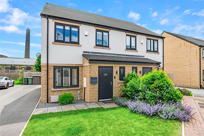 3 Bedroom Semi-Detached House For Sale In Ings Grove, Guiseley, Leeds, LS20