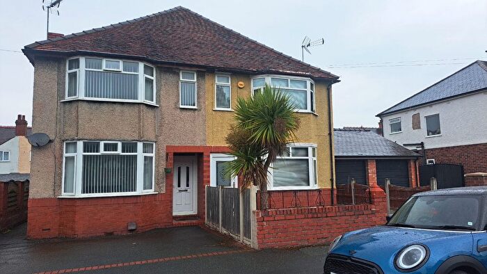 1 Bedroom Flat To Rent In Room, Court Road, LL13