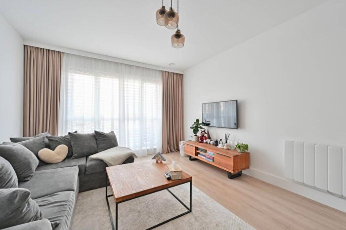 2 Bedroom Flat To Rent In Richardson House. Embankment, , Hemel Hempstead, HP3