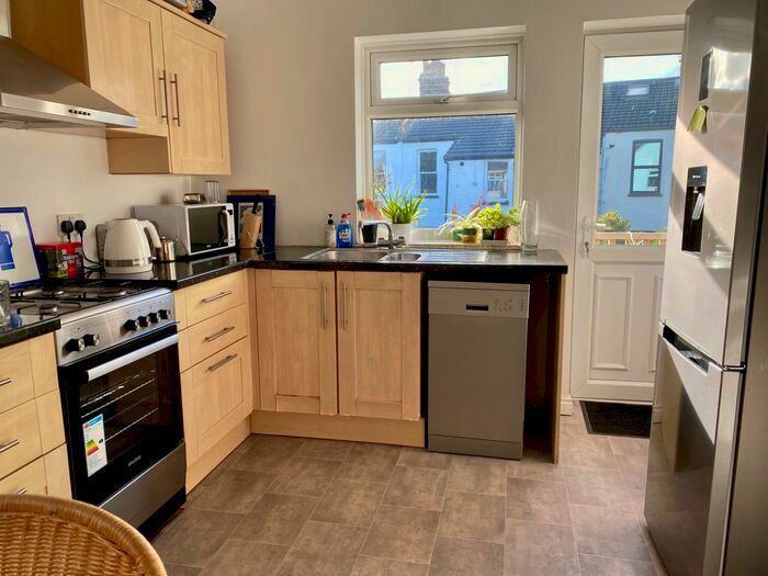 2 Bedroom Flat To Rent In Beach Avenue, Leigh, SS9