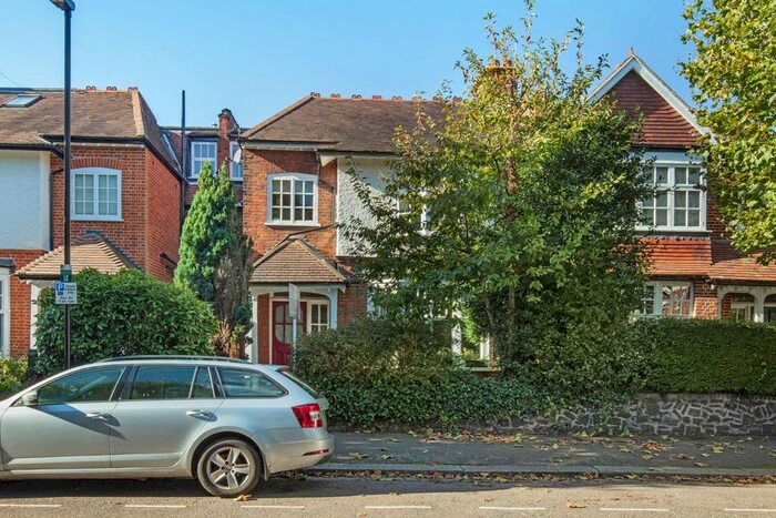 5 Bedroom Semi-Detached House To Rent In Leaside Avenue, London N10