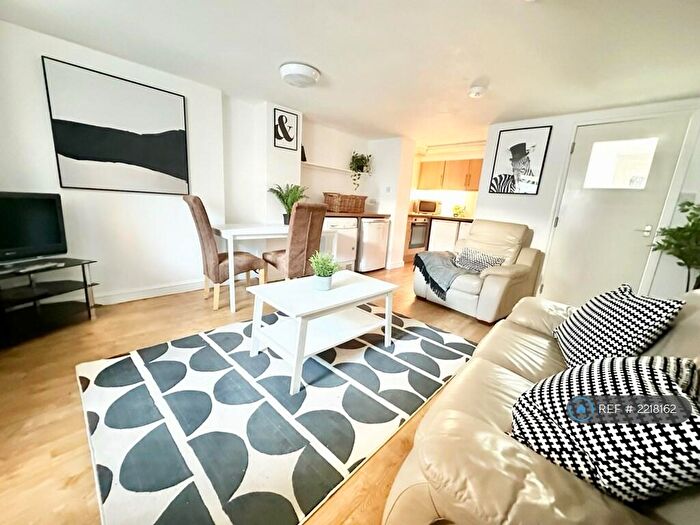 2 Bedroom Flat To Rent In Union Road, Exeter, EX4