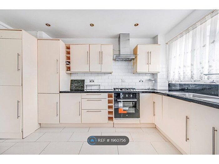 3 Bedroom Maisonette To Rent In Chaucer Court, London, N16