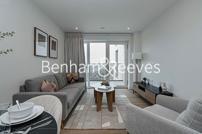 1 Bedroom Flat To Rent In Maple Mews, Bow Common, E3