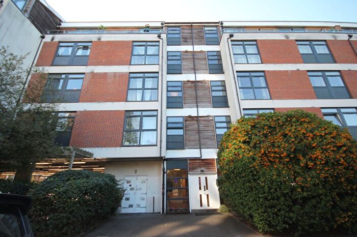 2 Bedroom Flat For Sale In Victoria Avenue, Aits View Victoria Avenue, KT8