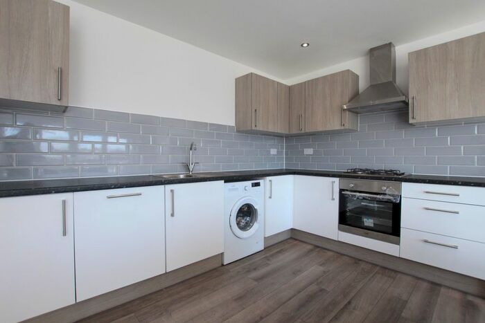 3 Bedroom Flat To Rent In Dunton Road, London, E10