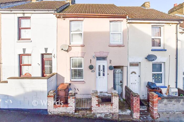 3 Bedroom Terraced House For Sale In Albany Road, Chatham, Kent, ME4