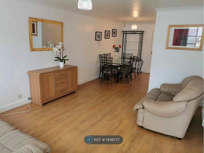 3 Bedroom Semi-Detached House To Rent In Devitt Close, Reading, RG2