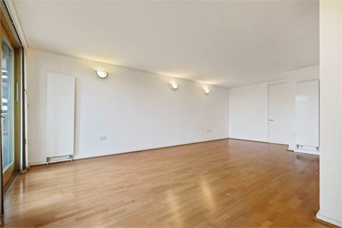 2 Bedroom Flat To Rent In Farnsworth Court, West Parkside, London, SE10