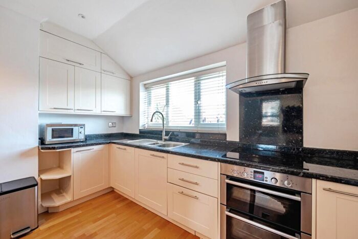 2 Bedroom Flat To Rent In Crouch Hall Road Haringey, N8