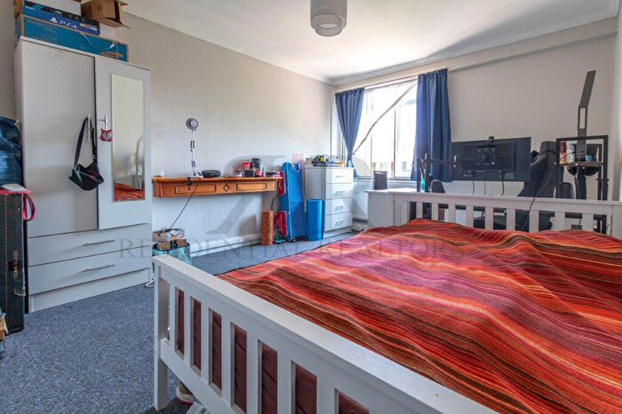 3 Bedroom Apartment To Rent In Pyrland Road, London, N5