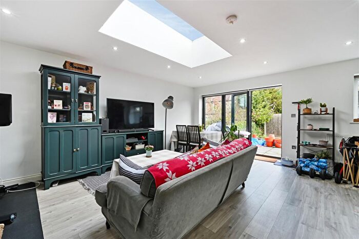 2 Bedroom Flat To Rent In Grand Drive, London, SW20