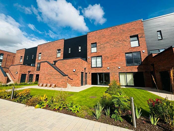 2 Bedroom Flat To Rent In Festival Court, Princes Quay, Glasgow, G51