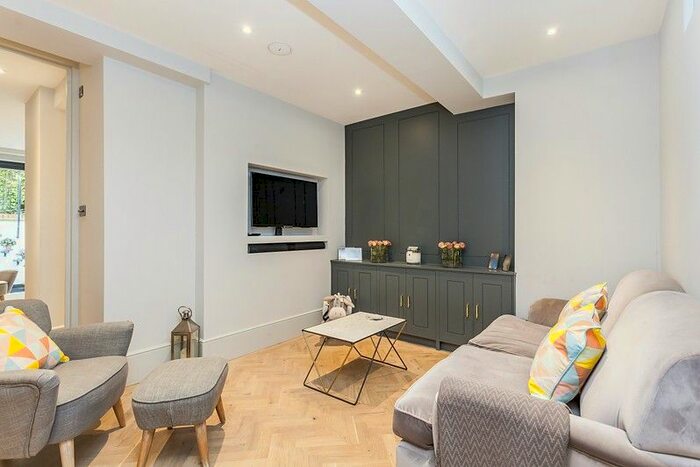 2 Bedroom Flat To Rent In Arundel Gardens, London, W11