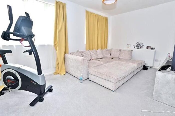 2 Bedroom Flat To Rent In Alexandra Gardens, Woking, GU21