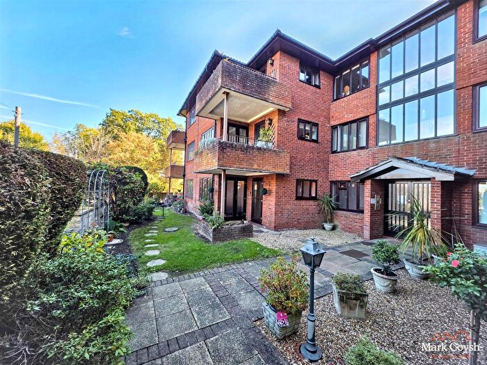 1 Bedroom Flat For Sale In Oakmead Green, Epsom, KT18