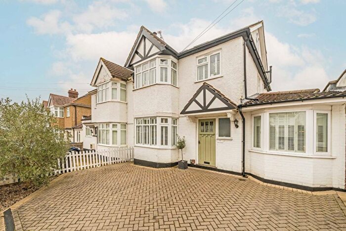 4 Bedroom Semi-detached House For Sale In Chumleigh Walk, Surbiton, KT5
