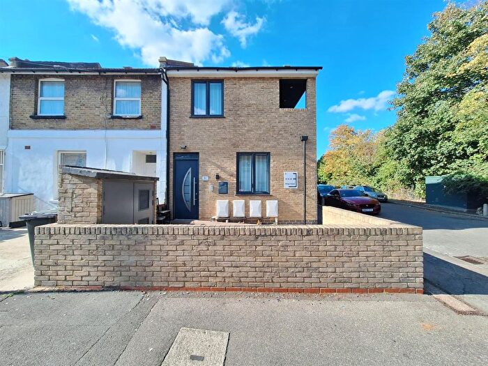 3 Bedroom Property To Rent In Kings Road, London, SE25