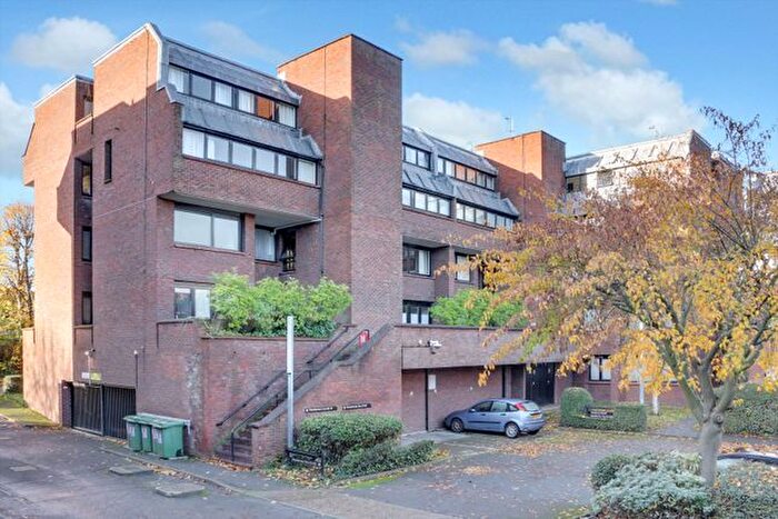 2 Bedroom Flat To Rent In Britten Close, London, NW11