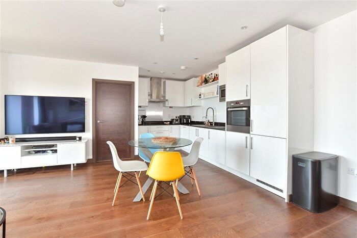 2 Bedroom Flat For Sale In Queens Road, East Grinstead, West Sussex, RH19