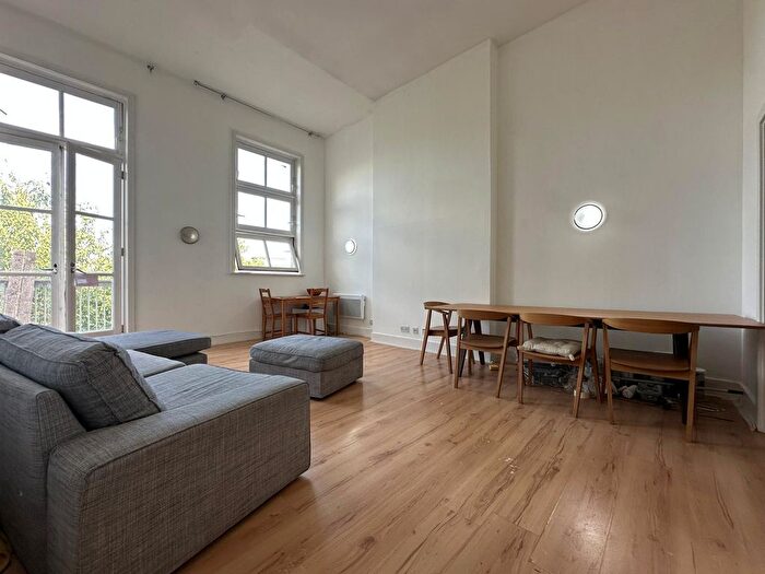 2 Bedroom Flat To Rent In The Old School, Kings Cross, London, N1