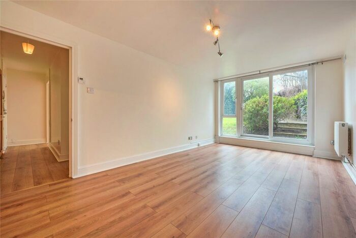 2 Bedroom Flat To Rent In Hershell Court, Upper Richmond Road West, Sheen, London, SW14