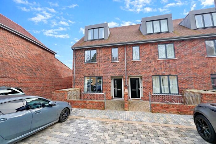 3 Bedroom End Of Terrace House To Rent In Sheerwater, Woking, Surrey, GU21