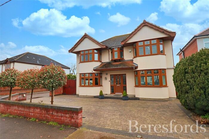 6 Bedroom Detached House For Sale In Lake Avenue, Rainham, RM13