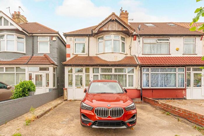 3 Bedroom End Of Terrace House To Rent In Mitcham Road, Croydon, CR0
