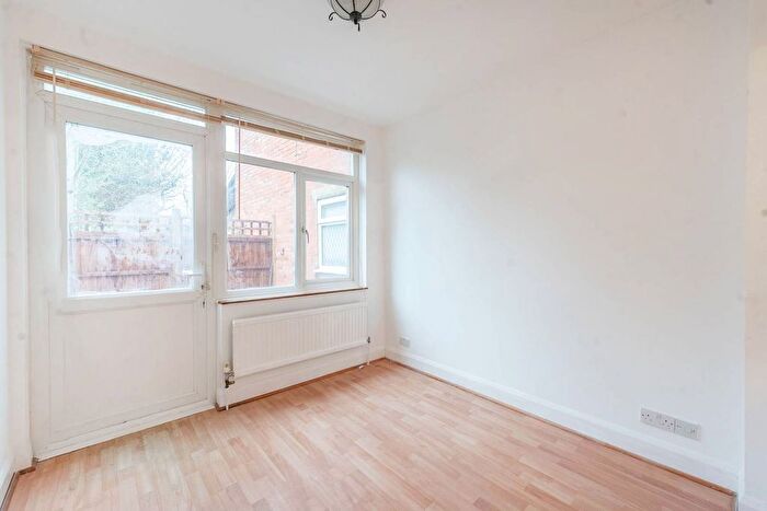 1 Bedroom Flat To Rent In Devonshire Road, Hatch End, Pinner, HA5