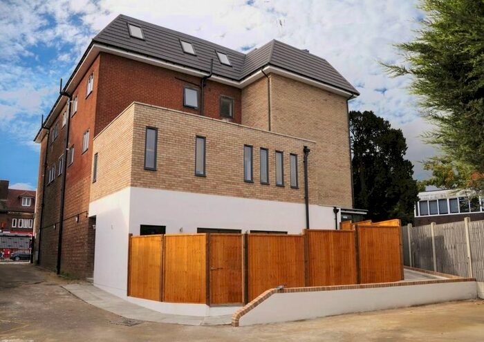 2 Bedroom Flat To Rent In High Street, Potters Bar, EN6