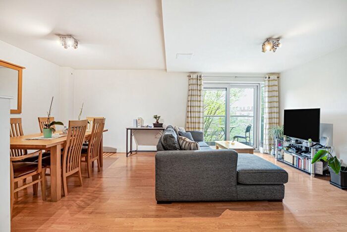 2 Bedroom Flat For Sale In Commercial Road, London, E14