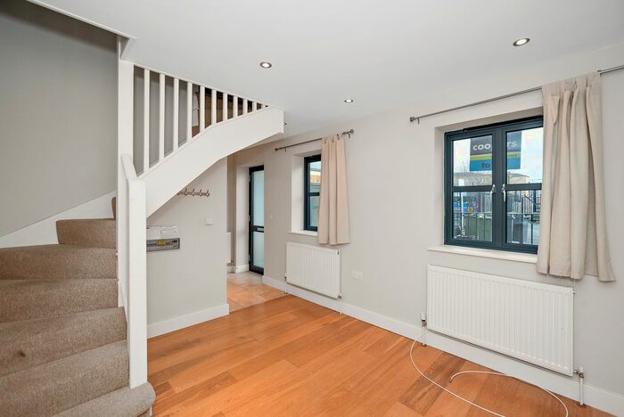 1 Bedroom Flat To Rent In Argyll Close, London, SW9