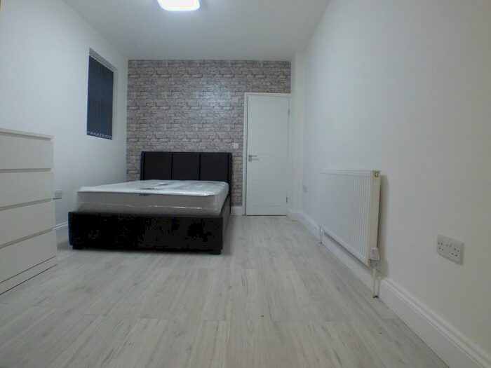 1 Bedroom Studio To Rent In Old Bedford Road, Luton, Bedfordshire, LU2
