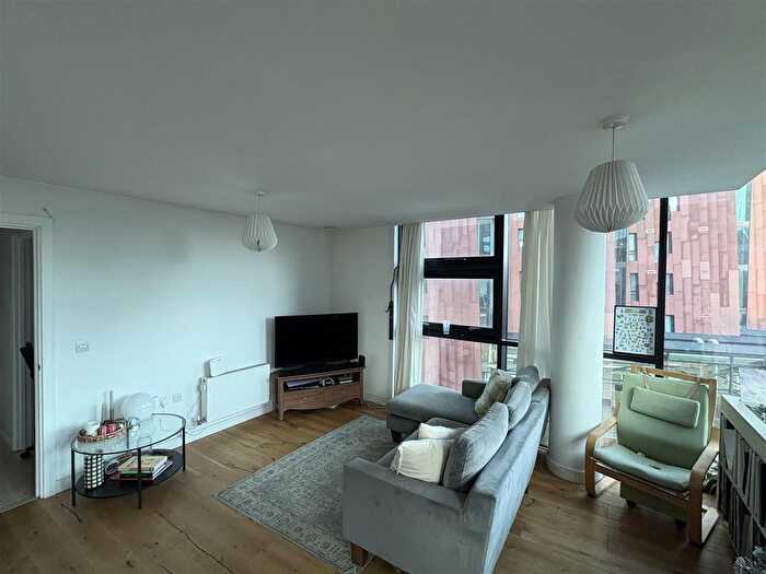 2 Bedroom Flat For Sale In Islington Wharf, Great Ancoats Street, Manchester, M4