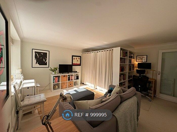 Studio To Rent In Earls Court Square, London, SW5