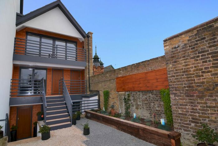 2 Bedroom Flat To Rent In Third Cross Road, Twickenham, Middlesex, Uk, TW2