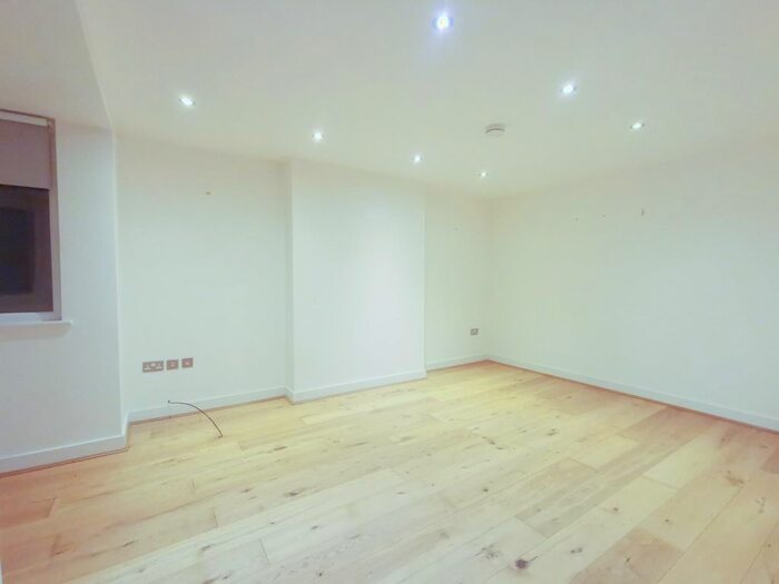 3 Bedroom Flat To Rent In Seymour Road, London, N3