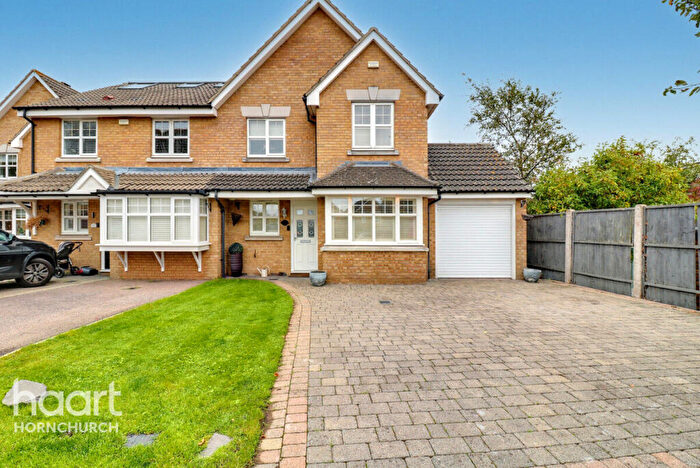 3 Bedroom Semi-Detached House For Sale In Kershaw Close, Hornchurch, RM11