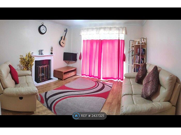 3 Bedroom Bungalow To Rent In Reeves Avenue, Luton, LU3