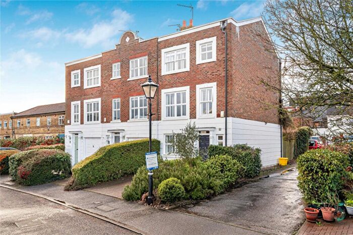 4 Bedroom End Of Terrace House For Sale In Belgravia Close, Barnet, EN5