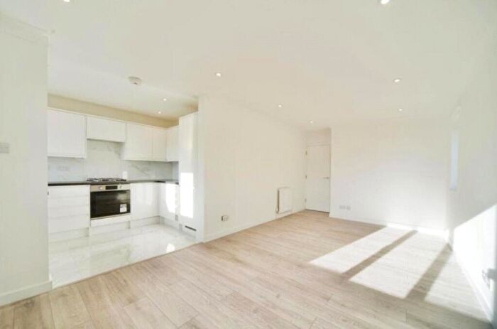 3 Bedroom Apartment To Rent In - Nether Street, London, N12