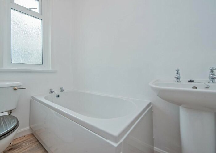 2 Bedroom Bungalow For Sale In Hunsworth Lane, Cleckheaton, West Yorkshire, BD19
