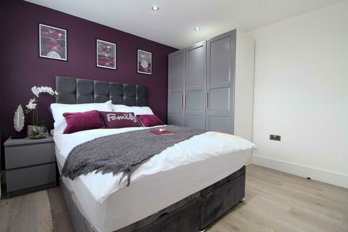 1 Bedroom Apartment To Rent In Villiers Avenue, Surbiton, KT5