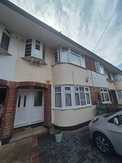 3 Bedroom Flat To Rent In Kingsley Gardens, Chingford, E4